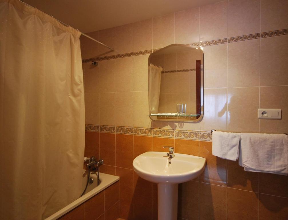 Pension Paseo Real Onís Cameră foto